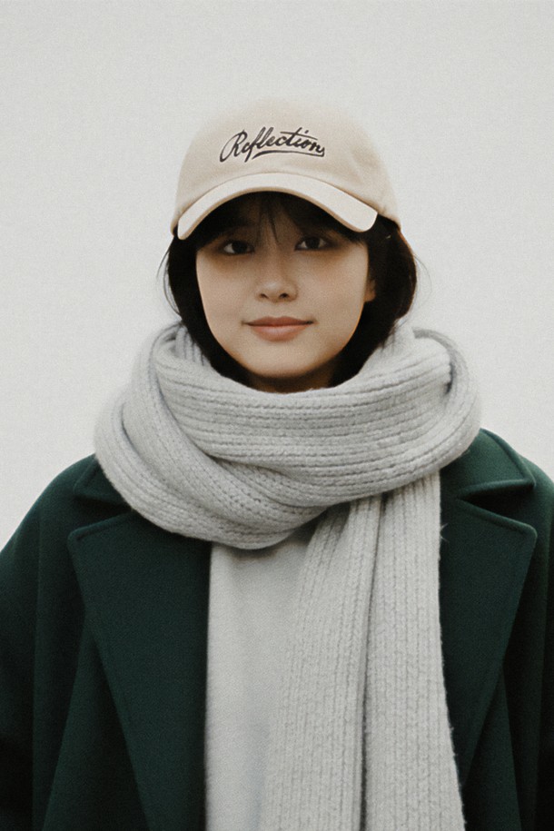 리플렉션 SC. 로고 볼캡 베이지는 부드러운 면 소재로 제작되어 편안한 착용감을 선사합니다. 일상에서 캐주얼하고 미니멀한 스타일을 연출하기에 적합하며, 봄, 여름, 가을 계절에 활용하기 좋습니다. 일반적인 모자 깊이와 챙 넓이로 디자인되어 있습니다. 베이지 컬러에 로고 자수 디테일이 더해져 포인트를 줍니다.
