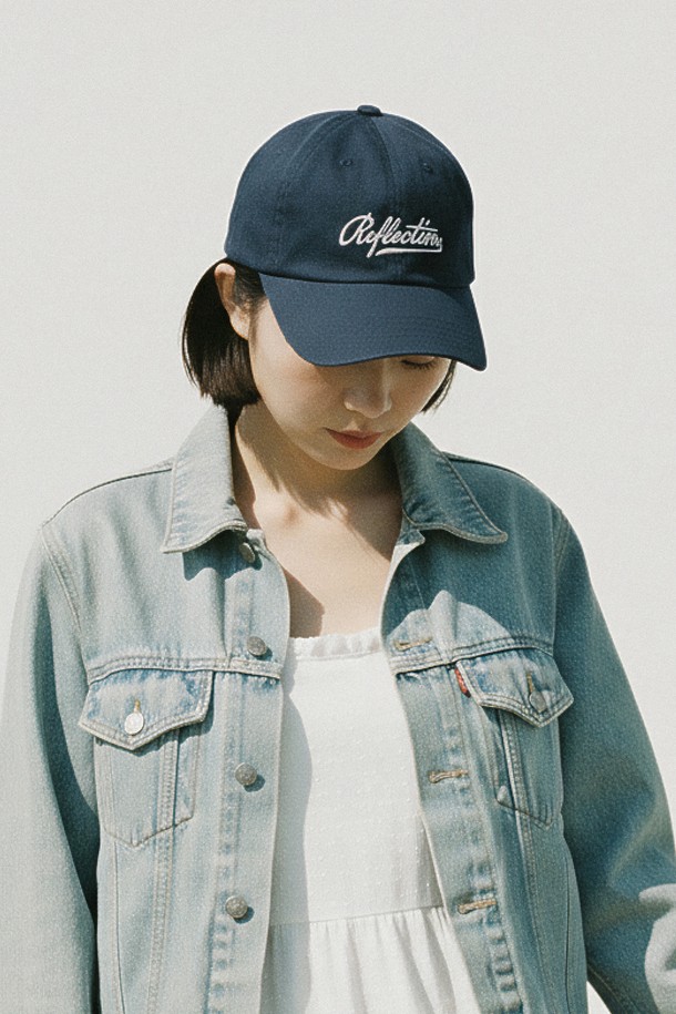 리플렉션 SC. 로고 볼캡 네이비는 캐주얼 및 미니멀 스타일을 즐기는 분들을 위한 모자입니다. 부드러운 면 소재로 제작되어 편안한 착용감을 선사하며, 봄, 여름, 가을 계절에 활용하기 좋습니다. 일반 모자 깊이와 챙 넓이로 제작되었으며, 일상생활은 물론 산책룩에도 잘 어울립니다. 모자 전면에는 로고 자수 디테일이 있으며, 조절 가능한 스트랩으로 핏을 맞춰 착용할 수 있습니다.
