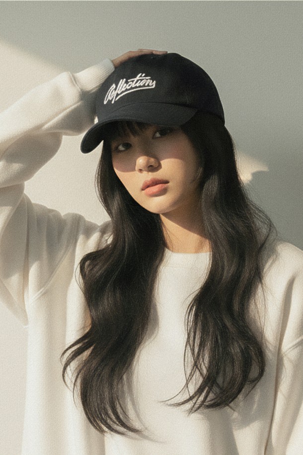 리플렉션 SC. 로고 볼캡 블랙은 캐주얼, 미니멀, 시티보이 스타일을 즐기는 분들을 위한 필수 아이템입니다. 부드러운 면 소재로 제작되어 편안한 착용감을 선사하며, 봄, 여름, 가을 계절에 활용하기 좋습니다. 심플한 디자인에 로고 자수 디테일이 포인트로 들어가 세련된 느낌을 더합니다. 일상에서의 산책룩, 여행룩에 매치하여 스타일리시함을 연출해보세요. 뒤쪽 스트랩으로 사이즈 조절이 가능하여 누구나 편안하게 착용할 수 있습니다.
