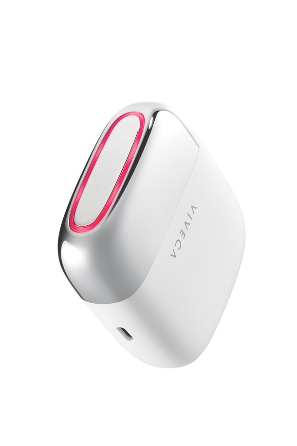 비베카 루시덤 스킨케어 이주빈 뷰티 디바이스 고주파 마사지기는 고주파 마사지와 LED 테라피, NIR 테라피, EMS, 초음파, 갈바닉, 전기영동 기능을 제공하는 뷰티 디바이스입니다. S-BOOST, U-LIFT, 3XTIGHT ALL CARE 모드를 통해 탄력 있는 피부 관리를 돕습니다. 본체, 크래들, USB 케이블로 구성되었으며, 화이트 색상의 플라스틱 소재로 제작되었습니다. 73(W) x 28(D) x 78(H)mm 크기에 110g으로 가볍게 사용할 수 있으며, Li-Polymer 충전식 배터리로 150분 충전 시 최대 120분 사용 가능합니다. 1회 3분 사용을 권장하며, 피부 밀도, 수분, 밝기, 결 개선, 이중턱 및 입꼬리 리프팅, 눈가 주름 개선 등의 임상 효과를 기대할 수 있습니다.
