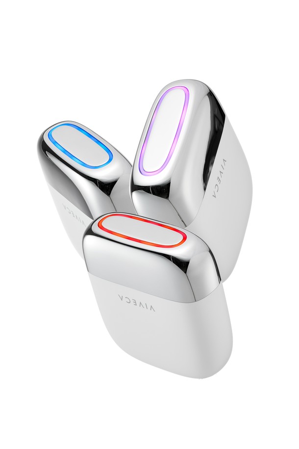 비베카 루시덤 스킨케어 이주빈 뷰티 디바이스 고주파 마사지기는 고주파 마사지와 LED 테라피, NIR 테라피, EMS, 초음파, 갈바닉, 전기영동 기능을 제공하는 뷰티 디바이스입니다. S-BOOST, U-LIFT, 3XTIGHT ALL CARE 모드를 통해 탄력 있는 피부 관리를 돕습니다. 본체, 크래들, USB 케이블로 구성되었으며, 화이트 색상의 플라스틱 소재로 제작되었습니다. 73(W) x 28(D) x 78(H)mm 크기에 110g으로 가볍게 사용할 수 있으며, Li-Polymer 충전식 배터리로 150분 충전 시 최대 120분 사용 가능합니다. 1회 3분 사용을 권장하며, 피부 밀도, 수분, 밝기, 결 개선, 이중턱 및 입꼬리 리프팅, 눈가 주름 개선 등의 임상 효과를 기대할 수 있습니다.
