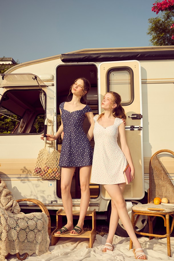 "새틴 로즈 셔링 캡슬리브 원피스 수영복"은 여성스러운 매력을 극대화하는 수영복입니다. 우아하고 페미닌한 무드의 A라인 플레어 핏으로, 캡슬리브 디자인과 스퀘어넥이 세련된 실루엣을 연출합니다. 아이보리/핑크, 네이비/크림, 블랙/블루 세 가지 색상으로 출시되었으며, 나일론, 폴리에스테르, 폴리우레탄 혼방 소재로 제작되어 부드러운 착용감과 뛰어난 신축성, 흡습속건 기능을 제공합니다. 셔링 디테일과 새틴 로즈 장식이 로맨틱한 분위기를 더하며, 3부 기장의 이너팬츠와 탈부착 가능한 볼륨캡이 편안함과 볼륨감을 선사합니다. UV차단 기능과 4-WAY STRETCH 원단, 100% 국내 제작으로 완성도를 높여 수영 및 워터스포츠 활동에 적합하며, 휴가룩, 리조트룩, 여름 바캉스룩 등 다양한 TPO에 활용 가능합니다.
