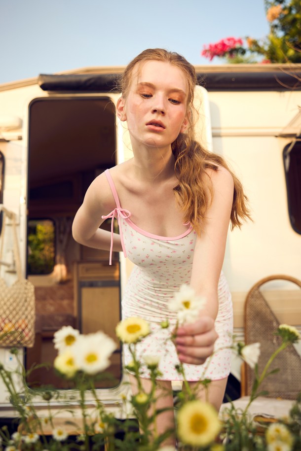 캐미 크림로즈 바인딩 리본 원피스 수영복은 페미닌하면서 엘레강스한 스타일을 연출해주는 여성 수영복입니다. 얇고 실키한 촉감의 나일론, 폴리우레탄, 폴리에스테르 혼방 소재로 제작되어 흡습, 속건, 신축성, UV 차단 기능까지 갖춰 뛰어난 착용감을 선사합니다. 캐미솔 네크라인과 민소매 디자인에 A라인 핏으로 로맨틱하고 클래식한 분위기를 더하며, 플라워 로즈 패턴과 바인딩 디테일, 리본 장식이 돋보입니다. 내장형 브라패드와 3부 이너팬츠 일체형으로 편안함과 활동성을 높였으며, 여름 휴가, 리조트, 바캉스룩에 완벽하게 어울립니다.
