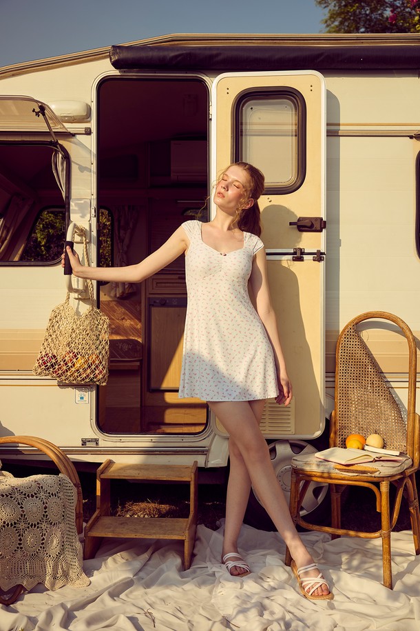 "새틴 로즈 셔링 캡슬리브 원피스 수영복"은 여성스러운 매력을 극대화하는 수영복입니다. 우아하고 페미닌한 무드의 A라인 플레어 핏으로, 캡슬리브 디자인과 스퀘어넥이 세련된 실루엣을 연출합니다. 아이보리/핑크, 네이비/크림, 블랙/블루 세 가지 색상으로 출시되었으며, 나일론, 폴리에스테르, 폴리우레탄 혼방 소재로 제작되어 부드러운 착용감과 뛰어난 신축성, 흡습속건 기능을 제공합니다. 셔링 디테일과 새틴 로즈 장식이 로맨틱한 분위기를 더하며, 3부 기장의 이너팬츠와 탈부착 가능한 볼륨캡이 편안함과 볼륨감을 선사합니다. UV차단 기능과 4-WAY STRETCH 원단, 100% 국내 제작으로 완성도를 높여 수영 및 워터스포츠 활동에 적합하며, 휴가룩, 리조트룩, 여름 바캉스룩 등 다양한 TPO에 활용 가능합니다.
