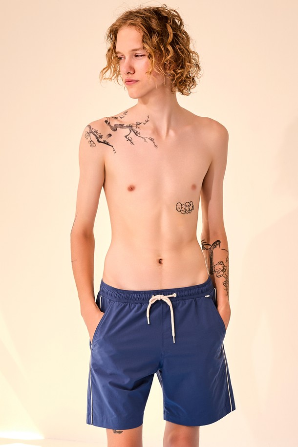 여름철 시원하게 즐길 수 있는 립스탑 매쉬 보드숏입니다. 코발트블루와 파인그린 두 가지 색상으로 출시되었으며, 흡습, 속건 기능과 뛰어난 신축성으로 편안한 착용감을 제공합니다. 슬림핏 디자인에 매쉬 이너팬츠를 더해 활동성을 높였으며, 사선 포켓과 지퍼 백포켓, 크림 컬러 파이핑 디테일로 세련된 스타일을 연출합니다.
