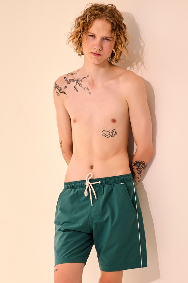 남성용 립스탑 매쉬 보드숏입니다. 파인그린과 코발트블루 두 가지 색상으로 출시되었으며, 숏 기장과 레귤러핏으로 편안한 착용감을 제공합니다. 흡습 및 속건 기능의 폴리에스테르 소재에 립스탑 패턴과 매쉬 안감을 더해 활동성을 높였으며, 사선 포켓, 지퍼 백포켓, 크림 컬러 파이핑 디테일과 국내 제작으로 완성도를 높였습니다. 여름철 수영, 워터스포츠, 일상에서 스포티하고 캐주얼하게 즐길 수 있는 아이템입니다.
