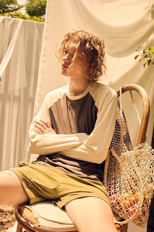 남성용 크루넥 매쉬 래쉬가드입니다. 얇고 통기성이 뛰어난 매쉬 소재에 UV 차단, 자외선 차단 기능을 더해 여름철 수영, 워터스포츠, 캠핑, 아웃도어 활동에 적합합니다. 릴렉스핏과 루즈핏으로 편안한 착용감을 제공하며, 4방향 스판, 핑거홀, 플랫락 스티칭, 라글란 소매 디테일로 활동성을 높였습니다. 색상은 크림화이트/네이비, 샌드/딥포레스트 4가지 컬러로 출시되었습니다.
