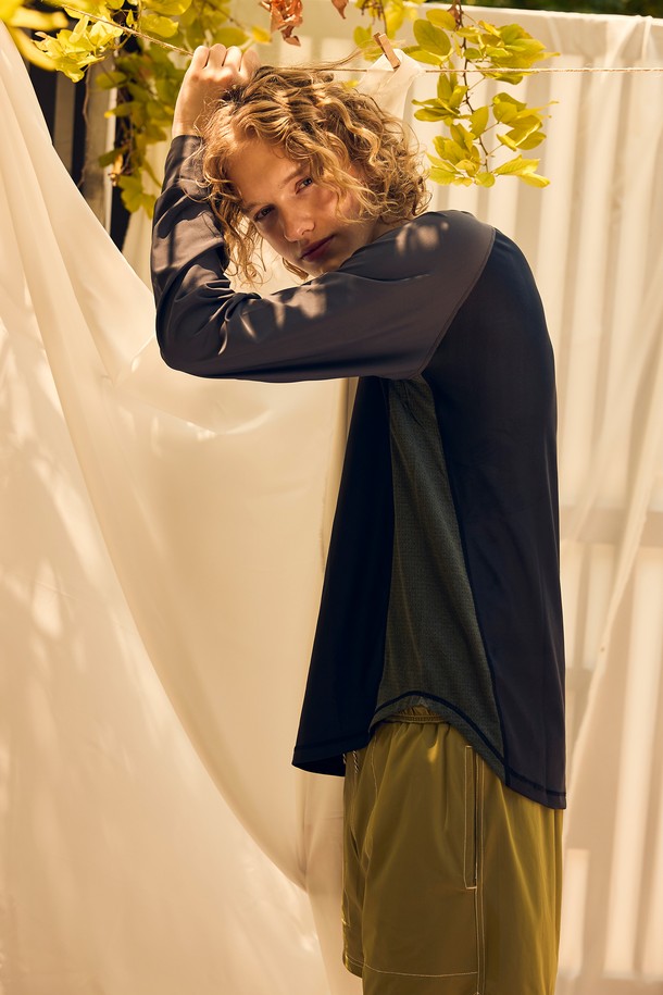 크루넥 디자인에 릴렉스 핏으로 편안함을 더한 남성 래쉬가드입니다. 흡습, 속건 기능의 매쉬 원단과 4-WAY STRETCH, UPF 50+ 자외선 차단 기능으로 수영, 워터 스포츠, 캠핑 등 다양한 아웃도어 활동에 적합합니다. 크림 화이트/네이비, 샌드/딥 포레스트 4가지 컬러 블록 디자인으로 스포티한 스타일을 연출하며, 핑거홀과 긴 소매로 활동성을 높였습니다.
