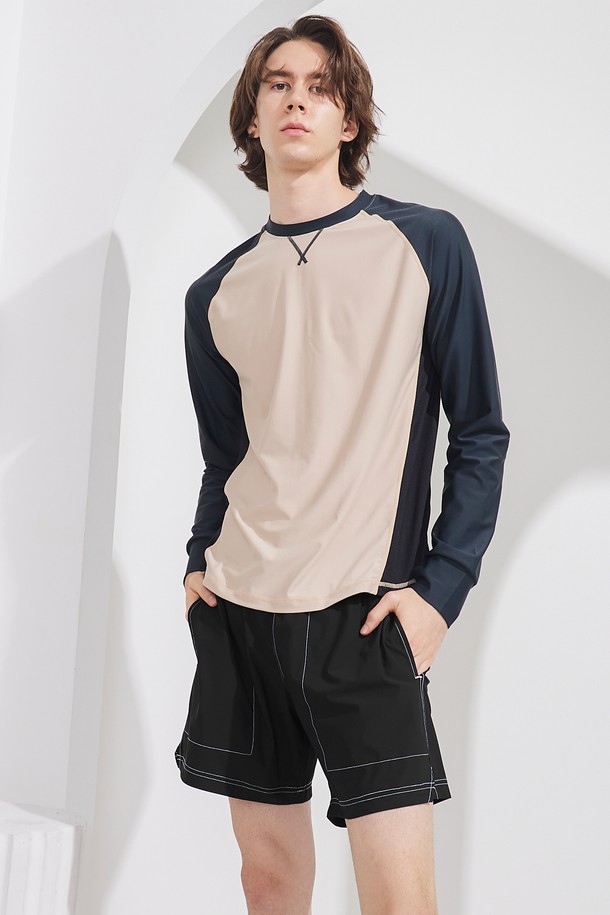 남성용 크루넥 매쉬 래쉬가드입니다. 4가지 컬러(크림화이트/네이비, 샌드/딥포레스트)로 출시되었으며, 수영, 워터스포츠, 아웃도어, 캠핑 등 다양한 활동에 적합합니다. 얇고 통기성이 뛰어난 매쉬 소재에 4방 스판 원단과 UV/자외선 차단 기능을 더해 쾌적하고 안전한 여름을 선사하며, 핑거홀과 릴렉스핏 디자인으로 편안한 착용감을 제공합니다. 국내 제작으로 품질까지 보장합니다.
