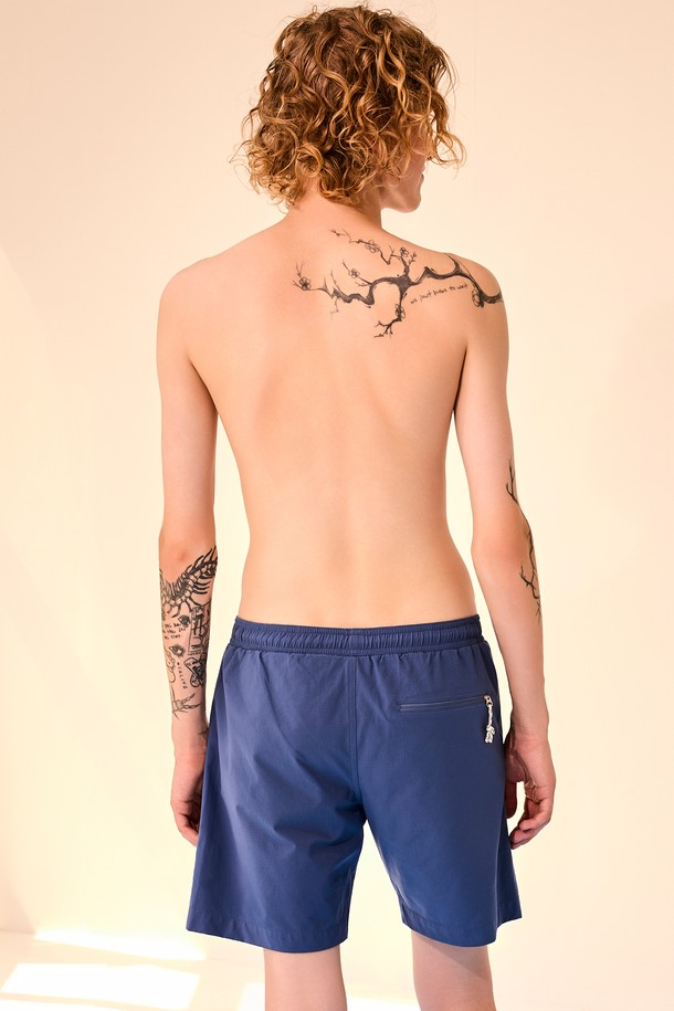 여름철 시원하게 즐길 수 있는 립스탑 매쉬 보드숏입니다. 코발트블루와 파인그린 두 가지 색상으로 출시되었으며, 흡습, 속건 기능과 뛰어난 신축성으로 편안한 착용감을 제공합니다. 슬림핏 디자인에 매쉬 이너팬츠를 더해 활동성을 높였으며, 사선 포켓과 지퍼 백포켓, 크림 컬러 파이핑 디테일로 세련된 스타일을 연출합니다.
