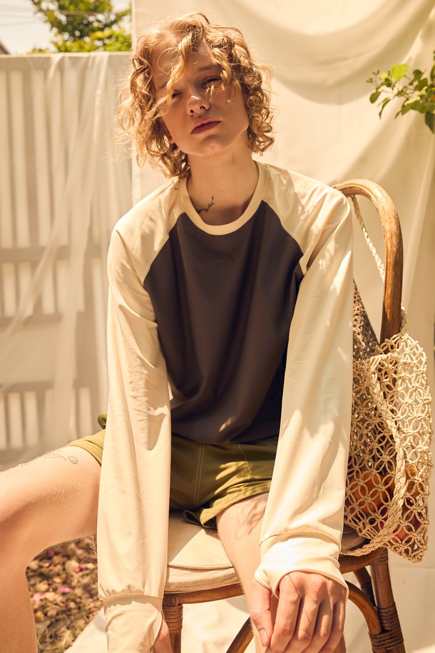 남성용 크루넥 매쉬 래쉬가드입니다. 얇고 통기성이 뛰어난 매쉬 소재에 UV 차단, 자외선 차단 기능을 더해 여름철 수영, 워터스포츠, 캠핑, 아웃도어 활동에 적합합니다. 릴렉스핏과 루즈핏으로 편안한 착용감을 제공하며, 4방향 스판, 핑거홀, 플랫락 스티칭, 라글란 소매 디테일로 활동성을 높였습니다. 색상은 크림화이트/네이비, 샌드/딥포레스트 4가지 컬러로 출시되었습니다.
