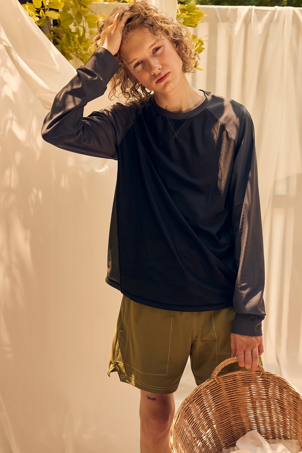 크루넥 디자인에 릴렉스 핏으로 편안함을 더한 남성 래쉬가드입니다. 흡습, 속건 기능의 매쉬 원단과 4-WAY STRETCH, UPF 50+ 자외선 차단 기능으로 수영, 워터 스포츠, 캠핑 등 다양한 아웃도어 활동에 적합합니다. 크림 화이트/네이비, 샌드/딥 포레스트 4가지 컬러 블록 디자인으로 스포티한 스타일을 연출하며, 핑거홀과 긴 소매로 활동성을 높였습니다.
