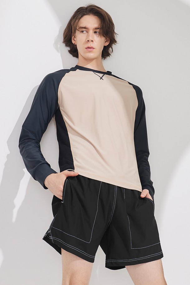 남성용 크루넥 매쉬 래쉬가드입니다. 4가지 컬러(크림화이트/네이비, 샌드/딥포레스트)로 출시되었으며, 수영, 워터스포츠, 아웃도어, 캠핑 등 다양한 활동에 적합합니다. 얇고 통기성이 뛰어난 매쉬 소재에 4방 스판 원단과 UV/자외선 차단 기능을 더해 쾌적하고 안전한 여름을 선사하며, 핑거홀과 릴렉스핏 디자인으로 편안한 착용감을 제공합니다. 국내 제작으로 품질까지 보장합니다.
