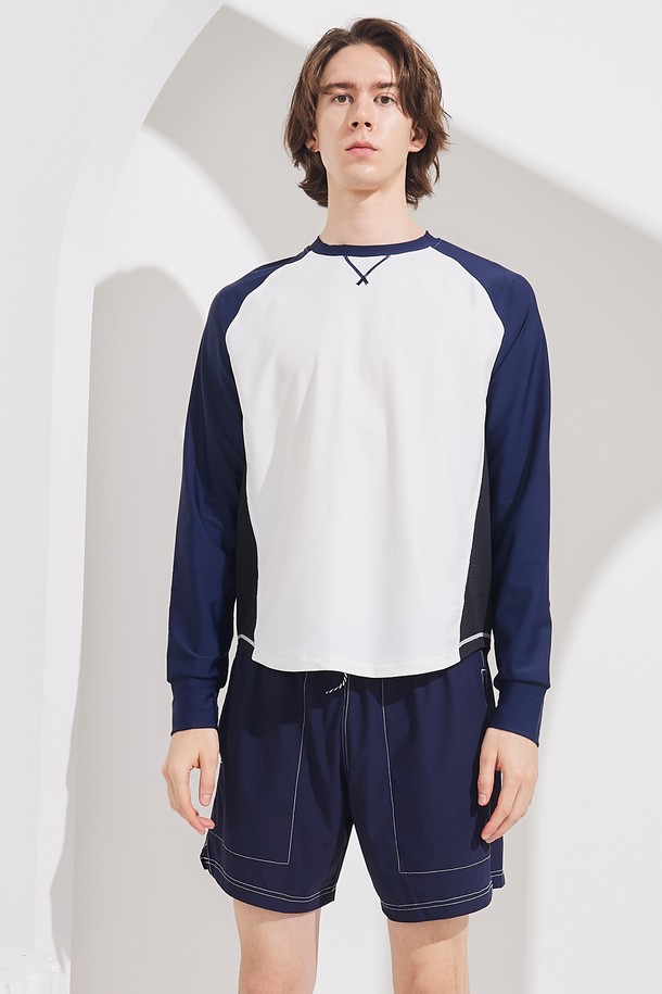 여름철 야외 활동을 위한 남성용 크루넥 매쉬 래쉬가드입니다. 뛰어난 통기성과 신축성을 자랑하는 매쉬 원단에 UPF 50+ 자외선 차단 기능으로 피부를 보호합니다. 릴렉스핏 디자인과 핑거홀 적용으로 편안한 착용감을 제공하며, 크림화이트/네이비, 샌드/딥포레스트 4가지 컬러 블록 디자인으로 스포티한 스타일을 연출합니다.
