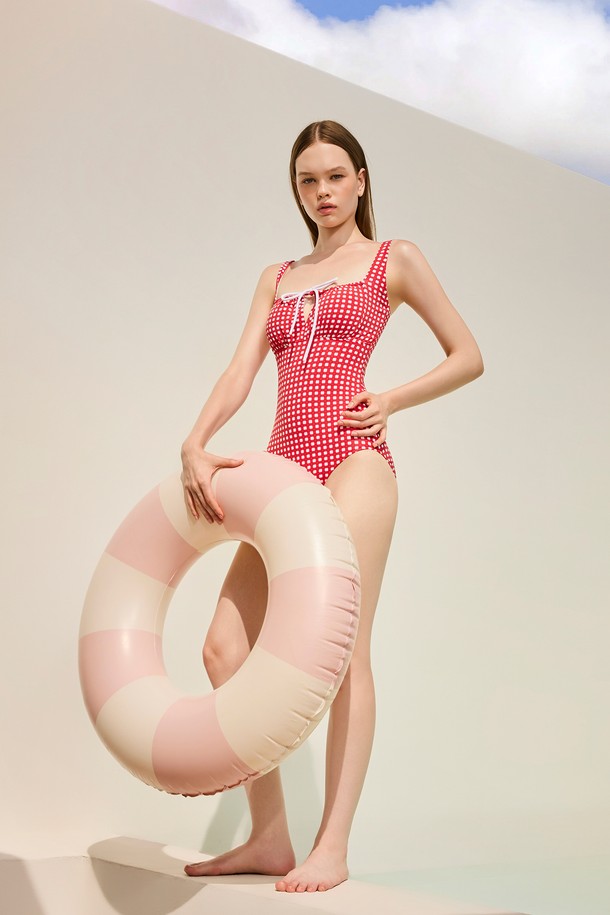 깅엄 셔링 타이업 원피스 수영복은 여성 고객을 위한 여름철 필수 아이템입니다. 깅엄체크와 도트 패턴, 스퀘어넥 디자인이 클래식하면서도 우아한 분위기를 연출하며, 레드와 네이비 두 가지 컬러로 만나볼 수 있습니다. 신축성이 뛰어나고 흡습, 속건 기능까지 갖춰 물놀이 시에도 쾌적한 착용감을 선사합니다. 셔링 디테일과 리본 타이업으로 여성스러운 포인트를 더했으며, O링 & 8링 스트랩 조절로 핏을 자유롭게 연출할 수 있습니다. 브라 패드 내장 및 패드홀 처리, 4-WAY STRETCH 원단, 국내 제작으로 퀄리티를 높였습니다.
