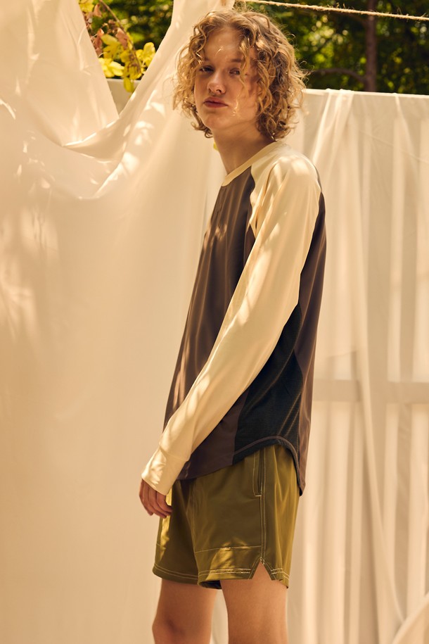 남성용 크루넥 매쉬 래쉬가드입니다. 얇고 통기성이 뛰어난 매쉬 소재에 UV 차단, 자외선 차단 기능을 더해 여름철 수영, 워터스포츠, 캠핑, 아웃도어 활동에 적합합니다. 릴렉스핏과 루즈핏으로 편안한 착용감을 제공하며, 4방향 스판, 핑거홀, 플랫락 스티칭, 라글란 소매 디테일로 활동성을 높였습니다. 색상은 크림화이트/네이비, 샌드/딥포레스트 4가지 컬러로 출시되었습니다.
