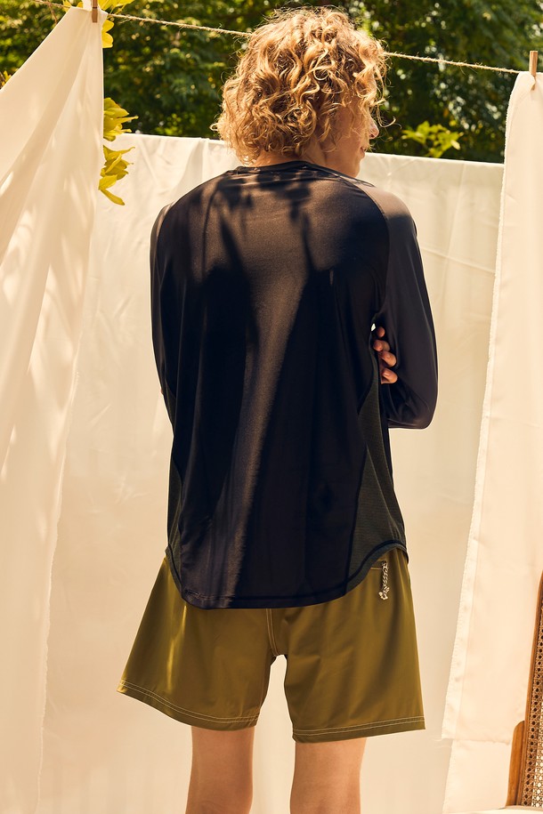 크루넥 디자인에 릴렉스 핏으로 편안함을 더한 남성 래쉬가드입니다. 흡습, 속건 기능의 매쉬 원단과 4-WAY STRETCH, UPF 50+ 자외선 차단 기능으로 수영, 워터 스포츠, 캠핑 등 다양한 아웃도어 활동에 적합합니다. 크림 화이트/네이비, 샌드/딥 포레스트 4가지 컬러 블록 디자인으로 스포티한 스타일을 연출하며, 핑거홀과 긴 소매로 활동성을 높였습니다.
