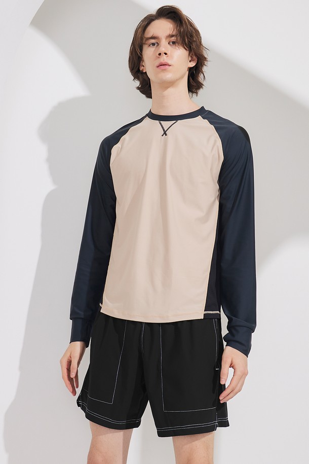 남성용 크루넥 매쉬 래쉬가드입니다. 4가지 컬러(크림화이트/네이비, 샌드/딥포레스트)로 출시되었으며, 수영, 워터스포츠, 아웃도어, 캠핑 등 다양한 활동에 적합합니다. 얇고 통기성이 뛰어난 매쉬 소재에 4방 스판 원단과 UV/자외선 차단 기능을 더해 쾌적하고 안전한 여름을 선사하며, 핑거홀과 릴렉스핏 디자인으로 편안한 착용감을 제공합니다. 국내 제작으로 품질까지 보장합니다.
