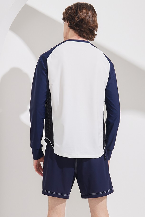 여름철 야외 활동을 위한 남성용 크루넥 매쉬 래쉬가드입니다. 뛰어난 통기성과 신축성을 자랑하는 매쉬 원단에 UPF 50+ 자외선 차단 기능으로 피부를 보호합니다. 릴렉스핏 디자인과 핑거홀 적용으로 편안한 착용감을 제공하며, 크림화이트/네이비, 샌드/딥포레스트 4가지 컬러 블록 디자인으로 스포티한 스타일을 연출합니다.
