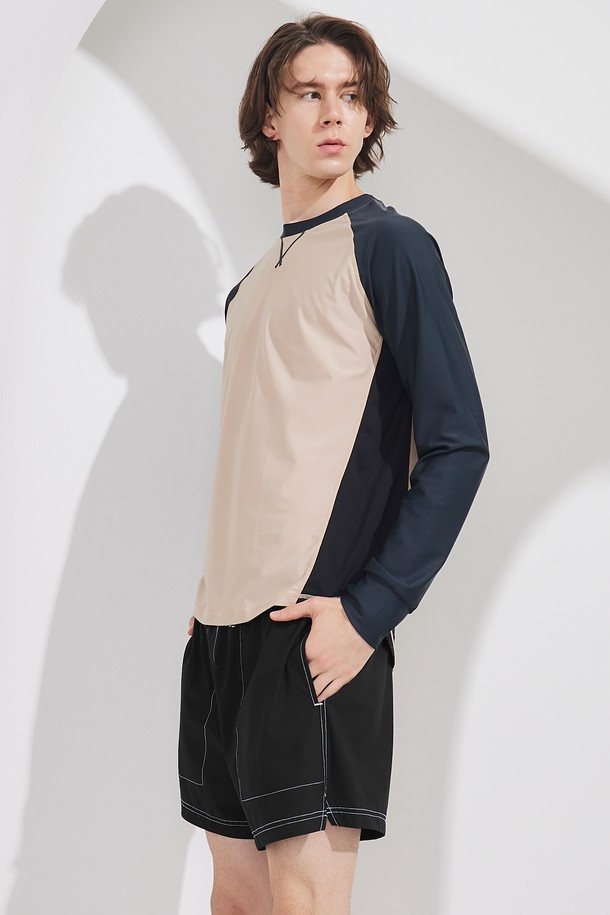 남성용 크루넥 매쉬 래쉬가드입니다. 4가지 컬러(크림화이트/네이비, 샌드/딥포레스트)로 출시되었으며, 수영, 워터스포츠, 아웃도어, 캠핑 등 다양한 활동에 적합합니다. 얇고 통기성이 뛰어난 매쉬 소재에 4방 스판 원단과 UV/자외선 차단 기능을 더해 쾌적하고 안전한 여름을 선사하며, 핑거홀과 릴렉스핏 디자인으로 편안한 착용감을 제공합니다. 국내 제작으로 품질까지 보장합니다.
