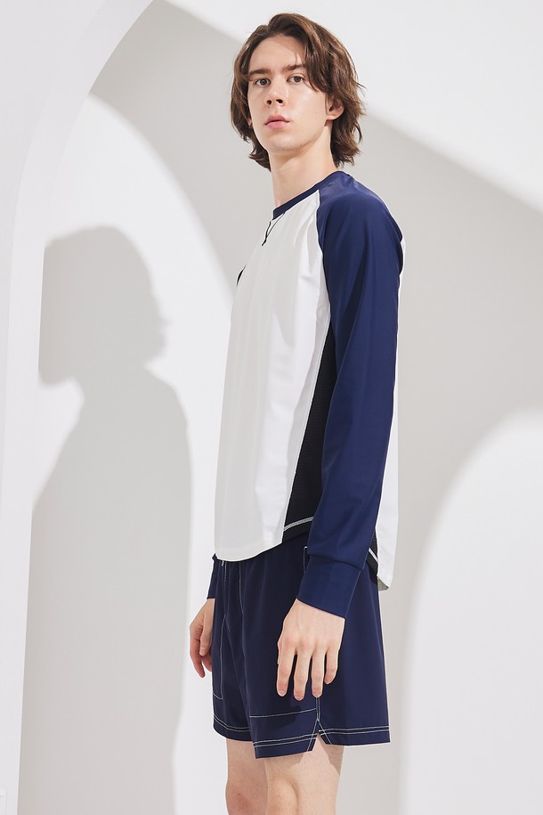 여름철 야외 활동을 위한 남성용 크루넥 매쉬 래쉬가드입니다. 뛰어난 통기성과 신축성을 자랑하는 매쉬 원단에 UPF 50+ 자외선 차단 기능으로 피부를 보호합니다. 릴렉스핏 디자인과 핑거홀 적용으로 편안한 착용감을 제공하며, 크림화이트/네이비, 샌드/딥포레스트 4가지 컬러 블록 디자인으로 스포티한 스타일을 연출합니다.
