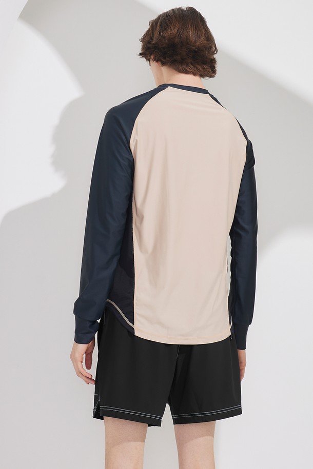 남성용 크루넥 매쉬 래쉬가드입니다. 4가지 컬러(크림화이트/네이비, 샌드/딥포레스트)로 출시되었으며, 수영, 워터스포츠, 아웃도어, 캠핑 등 다양한 활동에 적합합니다. 얇고 통기성이 뛰어난 매쉬 소재에 4방 스판 원단과 UV/자외선 차단 기능을 더해 쾌적하고 안전한 여름을 선사하며, 핑거홀과 릴렉스핏 디자인으로 편안한 착용감을 제공합니다. 국내 제작으로 품질까지 보장합니다.
