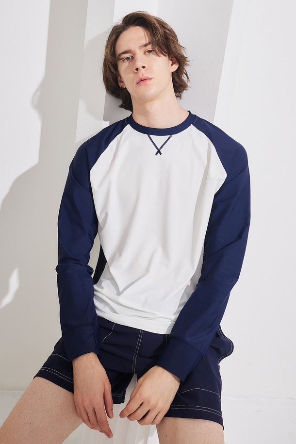 여름철 야외 활동을 위한 남성용 크루넥 매쉬 래쉬가드입니다. 뛰어난 통기성과 신축성을 자랑하는 매쉬 원단에 UPF 50+ 자외선 차단 기능으로 피부를 보호합니다. 릴렉스핏 디자인과 핑거홀 적용으로 편안한 착용감을 제공하며, 크림화이트/네이비, 샌드/딥포레스트 4가지 컬러 블록 디자인으로 스포티한 스타일을 연출합니다.
