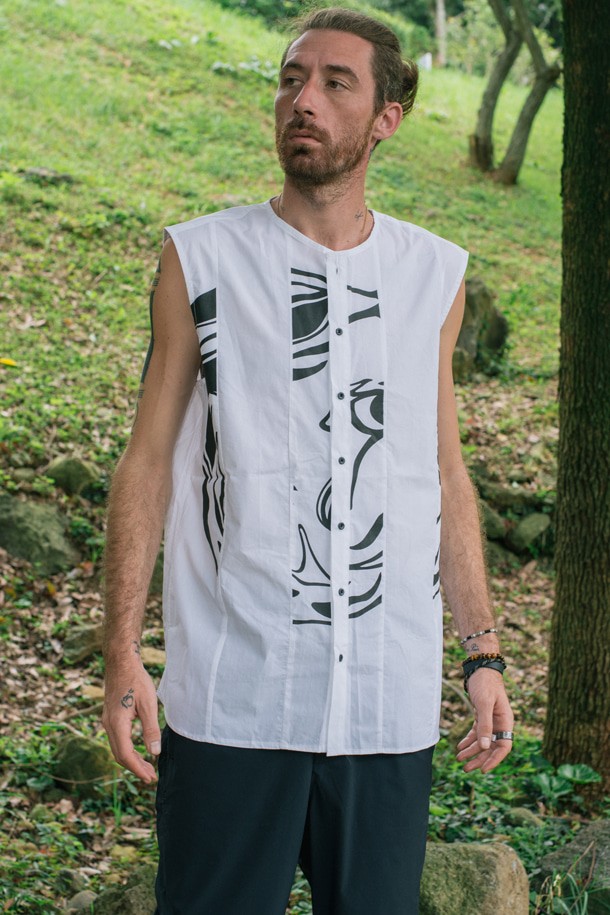 닥터퍼니스트 남성용 면 전면 프린트 슬리브리스 셔츠는 화이트 색상의 여름철 일상복으로 적합합니다. 얇은 두께의 면 소재로 제작되었으며, 미니멀한 스타일의 라운드넥 레귤러 핏을 제공합니다. 전면 프린트 디자인이 돋보이는 민소매 셔츠입니다.
