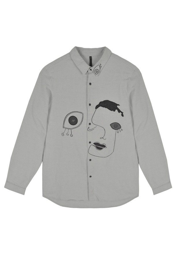 닥터퍼니스트 면 패치워크 셔츠 그레이 (FJCMBC03A)는 봄, 가을에 착용하기 좋은 캐주얼 셔츠입니다. 면, 울, 캐시미어, 폴리에스테르 등 다양한 소재가 혼합된 패치워크 디자인이 특징으로, 레귤러 핏과 긴 소매 기장으로 제작되었습니다. 차이나칼라 디자인과 버튼 여밈으로 클래식하면서도 미니멀한 스타일을 연출합니다. 그레이 컬러로 어떤 옷에도 잘 어울려 일상복으로 활용하기 좋습니다.
