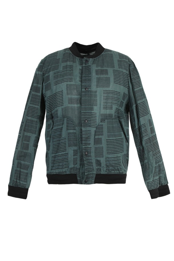 면 레이온 혼방 기하학 프린트 블루종 다크그린 RKIMBU05A는 부드러운 촉감의 면과 레이온 혼방 소재로 제작된 남성용 블루종입니다. 얇은 두께감으로 봄, 가을 간절기에 착용하기 좋으며, 캐주얼한 스타일을 연출합니다. 다크 그린 컬러와 기하학 패턴의 조화가 돋보이며, 레귤러 핏과 립 디테일로 편안함과 스타일리시함을 동시에 잡았습니다. 데이트룩이나 가을 나들이룩에 매치하여 미니멀하면서도 클래식한 무드를 완성해보세요. 집업 스타일로 간편하게 착용할 수 있습니다.
