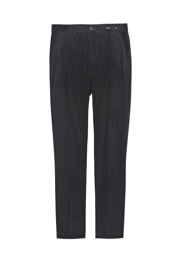 면 코듀로이 캐주얼 팬츠 블랙 RKDMCP52A는 가을, 겨울철에 착용하기 좋은 남녀 공용 긴바지입니다. 부드러운 면과 코듀로이 소재로 제작되어 포근한 착용감을 선사하며, 레귤러핏으로 편안하게 떨어지는 핏을 연출합니다. 캐주얼 및 미니멀 스타일을 즐겨 입는 분들께 적합하며, 무지 디자인의 블랙 컬러로 다양한 상의와 손쉽게 매치할 수 있습니다. 두꺼운 두께감으로 보온성을 높여 쌀쌀한 날씨에도 따뜻하게 입을 수 있는 데일리 팬츠입니다.
