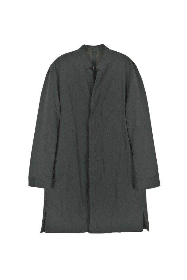 네이비 컬러의 변형 차이나 트렌치 코트 FMKPBH02A는 가을, 겨울 시즌에 착용하기 좋은 클래식 스타일의 아우터입니다. 나일론, 면, 폴리에스테르, 울, 캐시미어, 폴리우레탄 등 다양한 소재가 혼방되어 보온성을 높였으며, 안감 처리가 되어 있어 부드러운 착용감을 선사합니다. 출근룩, 오피스룩, 겨울 데일리룩 등 다양한 TPO에 미니멀하고 시크하게 연출할 수 있는 레귤러 핏의 긴소매 트렌치 코트입니다.
