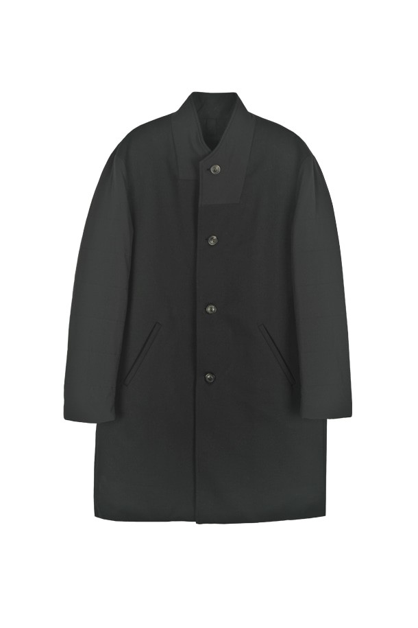 면 컷아웃 트렌치 코트 네이비 FMKPBH05A는 가을과 겨울에 어울리는 클래식 스타일의 롱 기장 트렌치 코트입니다. 네이비 컬러의 무지 디자인으로, 출근룩, 오피스룩, 겨울 데일리룩에 모두 잘 어울립니다. 레귤러핏으로 편안하게 착용 가능하며, 컷아웃 디테일이 특징입니다. 면, 폴리에스테르, 나일론, 폴리우레탄 혼방 소재로 제작되어 부드러운 촉감과 보온성을 제공하며, 안감이 있어 더욱 따뜻합니다. 긴소매에 버튼 여밈 방식으로, 미니멀하고 시크한 스타일을 연출합니다.
