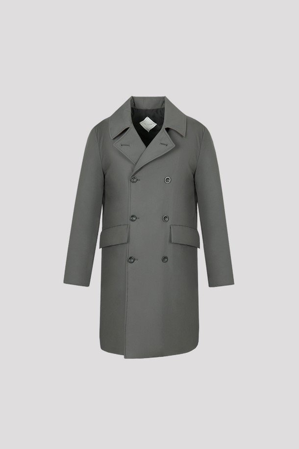 패디드 아웃 포켓 더블 코트 그레이 PMDBBT86A는 가을과 겨울에 어울리는 남성용 코트입니다. 클래식과 미니멀한 스타일을 추구하는 분들을 위한 레귤러 핏의 더블 코트 타입으로, 두꺼운 폴리에스테르 소재로 제작되어 보온성을 높였습니다. 차분한 그레이 컬러와 무지 디자인은 어떤 옷에도 잘 어울리며, 출근룩, 오피스룩, 겨울 데일리룩 등 다양한 TPO에 활용하기 좋습니다. 패디드(padded) 디테일과 포켓 디자인이 돋보이며, 긴 소매와 더블 버튼 여밈으로 시크한 분위기를 연출합니다.
