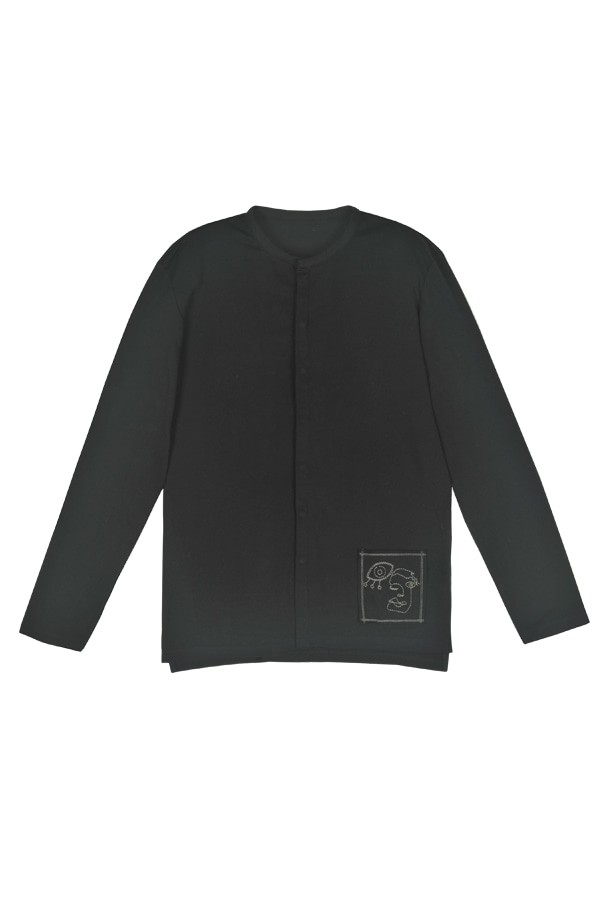 네이비 컬러의 패치 주머니 티셔츠 FMCMTT02A는 가을, 겨울철 데일리룩을 위한 베이직 스타일의 긴소매 티셔츠입니다. 100% 면 소재로 제작되어 편안한 착용감을 선사하며, 캐주얼, 클래식, 미니멀 스타일을 연출하기에 좋습니다. 패치 포켓 디테일이 돋보이는 디자인으로, 심플하면서도 포인트를 더했습니다. 활용도 높은 네이비 컬러로 다양한 하의와 쉽게 매치하여 겨울 패션을 완성할 수 있습니다.
