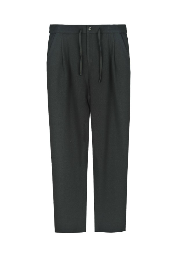 네이비 컬러의 울 모던 투턱 셋업 팬츠 FMKPCP03A입니다. 가을, 겨울 시즌에 적합하며, 레귤러 핏으로 편안하게 착용 가능합니다. 2턱 디테일이 특징이며, 울 소재 특유의 고급스러운 질감을 느낄 수 있습니다. 안감은 레이온, 폴리에스터, 면 혼방으로 제작되었습니다. 출근룩, 비즈니스 캐주얼, 모임룩 등 다양한 TPO에 클래식하고 미니멀한 스타일을 연출해보세요.
