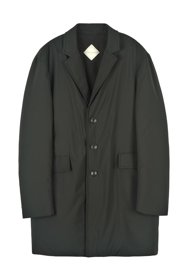 3버튼 패딩 코트 다크그레이 PMDBBT85A는 겨울철 데일리룩에 적합한, 베이직 스타일의 패딩 코트입니다. 다크그레이 컬러의 무지 디자인으로, 클래식, 미니멀, 캐주얼 등 다양한 스타일 연출에 용이합니다. 레귤러 핏과 긴소매 기장으로 제작되었으며, 3버튼 싱글 여밈 방식입니다. 두꺼운 두께감으로 보온성을 높였으며, 안감은 패딩, 겉감은 폴리에스테르 소재로 제작되었습니다. 안감은 폴리에스테르 95%와 폴리우레탄 5%의 혼방, 충전재는 폴리에스테르 100%입니다.
