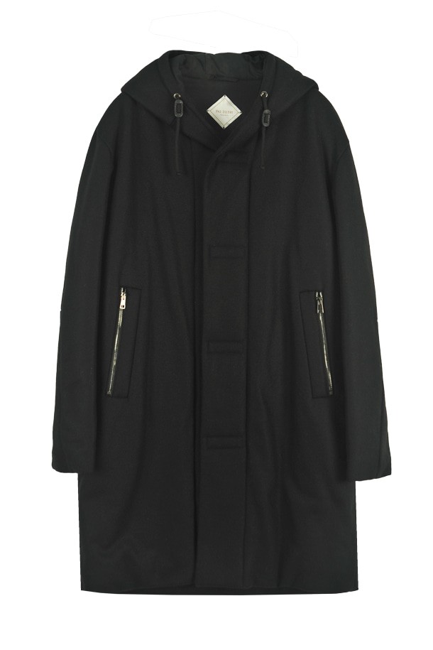 블랙 컬러의 울 혼방 소재로 제작된 남성용 패딩 점퍼입니다. 히든 스냅 여밈 방식을 적용하여 미니멀하고 깔끔한 디자인을 강조했으며, 겨울철 데일리룩과 출근룩에 모두 잘 어울립니다. 레귤러핏으로 제작되어 편안한 착용감을 선사하며, 울, 나일론, 폴리우레탄 혼방 소재로 보온성을 높였습니다. 안감은 폴리에스터를 사용하여 부드러운 촉감을 더하고, 긴 소매 기장으로 제작되었습니다. 베이직, 미니멀, 클래식 스타일을 즐기는 분들께 적합합니다.
