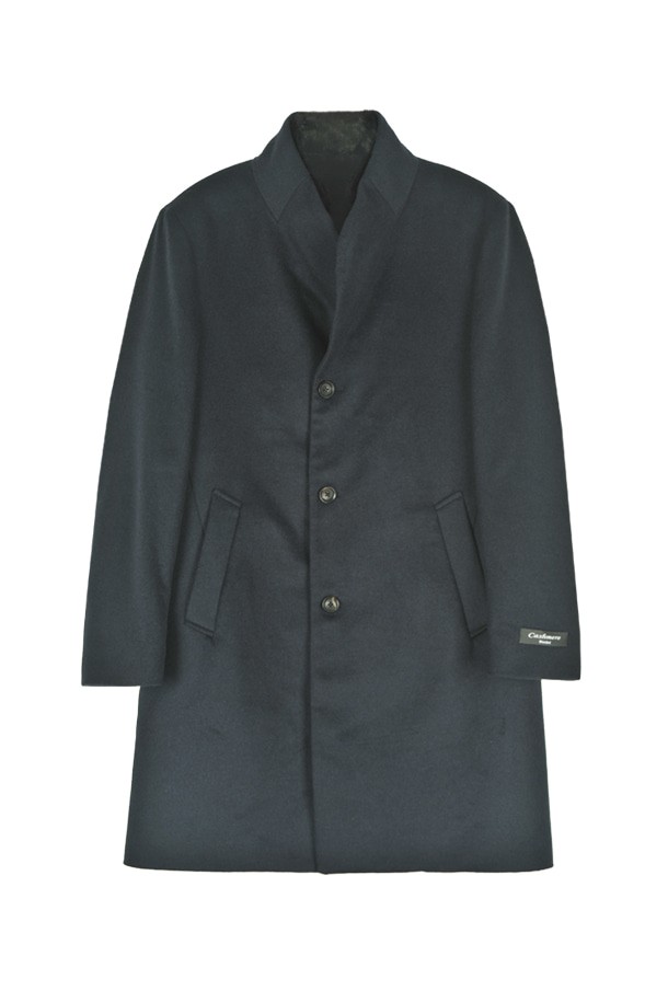 **울캐시 밍크내피 탈부착 코트 네이비 RMDMBH69A**는 여성 고객을 위한 클래식하고 우아한 무드의 싱글 코트입니다. 롱 기장에 레귤러핏으로 제작되었으며, 밍크 내피가 탈부착되어 가을부터 겨울까지 따뜻하게 착용할 수 있습니다. 네이비 컬러의 무지 디자인으로, 오피스룩, 출근룩, 모임룩 등 다양한 TPO에 활용 가능합니다. 울과 밍크 소재의 조화로 부드러운 촉감과 고급스러운 분위기를 선사하며, 미니멀하고 시크한 스타일을 연출하기 좋습니다. 싱글 버튼 여밈 방식의 두꺼운 코트로, 스타일리시하면서도 보온성을 놓치지 않은 실용적인 아이템입니다.
