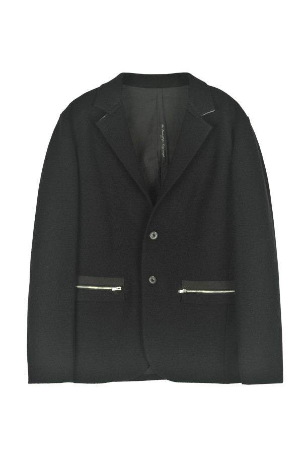 네이비 컬러의 여성 울 지퍼포켓 투버튼 재킷 FMLPBJ53A입니다. 봄, 가을에 착용하기 좋으며, 클래식하고 베이직한 스타일을 연출합니다. 레귤러핏으로 제작되었으며, 두꺼운 울 소재를 사용하여 보온성을 높였습니다. 테일러드 코트 타입의 재킷으로, 투버튼과 지퍼 여밈 방식, 긴 소매 기장, 포켓 디테일이 특징입니다. 오피스룩, 출근룩, 모임룩 등 다양한 TPO에 미니멀하고 클래식한 스타일을 더해 줍니다.
