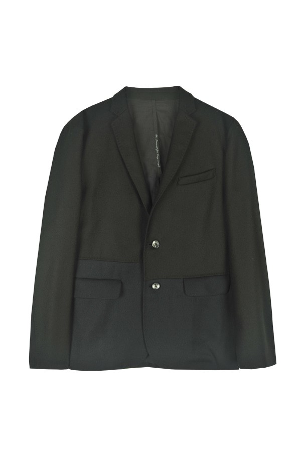 세련된 스타일을 완성하는 울 투톤 테일러드 재킷 블랙 FMLPBJ51A입니다. 여성용으로, 가을과 겨울에 어울리는 두꺼운 울 소재의 레귤러 핏 재킷입니다. 클래식하고 미니멀한 무드를 연출하며, 싱글 버튼 여밈과 긴 소매, 투톤 디자인이 특징입니다. 오피스룩, 출근룩, 모임룩 등 다양한 TPO에 활용 가능하며, 시크한 스타일을 연출하기 좋습니다. 블랙 컬러의 무지 디자인으로 어떤 옷에도 쉽게 매치할 수 있어 활용도가 높습니다.
