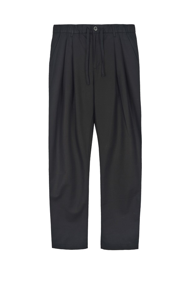 면 컴포트핏 스트레치 셋업 밴딩 팬츠 블랙 FMKPCP01A는 가을, 겨울 시즌에 착용하기 좋은 남성용 바지입니다. 블랙 컬러의 무지 디자인으로, 미니멀, 클래식, 캐주얼 스타일을 연출하기에 용이합니다. 면, 폴리우레탄, 레이온, 폴리에스테르 혼방 소재로 제작되어 편안한 착용감을 제공하며, 밴딩 처리와 스트레치 기능으로 활동성을 높였습니다. 컴포트핏에 긴 기장으로, 출근룩 및 겨울 데일리룩으로 활용하기 좋습니다. 안감이 있어 보온성을 더했습니다.
