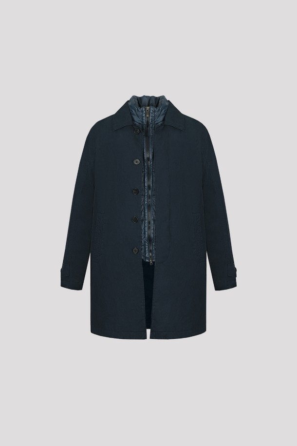 네이비 컬러의 러버 코팅 3WAY (쓰리웨이) 내피 탈부착 패디드 코트입니다. 면, 나일론, 폴리에스테르 혼방 소재로 제작되어 겨울철 데일리룩에 적합하며, 미니멀, 클래식, 캐주얼 스타일을 연출할 수 있습니다. 긴 소매 디자인에 집업 여밈 방식을 갖췄으며, 탈부착 가능한 내피로 보온성을 조절할 수 있습니다. 무지 패턴으로 어떤 옷에도 쉽게 매치할 수 있으며, 다양한 스타일을 소화할 수 있는 베이직한 디자인입니다. 방수 기능을 더해 생활 속에서 더욱 편리하게 착용 가능합니다.
