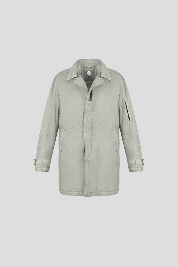 라이트 그레이 색상의 패디드 라이닝 코트 PMDBBT88A는 가을, 겨울철 일상에서 활용하기 좋은 아우터입니다. 베이직한 스타일의 무지 디자인이며, 레귤러핏과 긴 소매 기장으로 제작되었습니다. 나일론과 면 혼방 소재로 제작되어 편안한 착용감을 선사하며, 패딩 안감으로 보온성을 높였습니다. 버튼 여밈 방식과 레귤러 기장으로 겨울 데일리룩에 미니멀, 클래식, 캐주얼 스타일을 더할 수 있습니다. 패디드 라이닝 코트의 따뜻함과 스타일리시함을 경험해 보세요.
