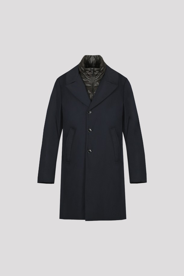 네이비 컬러의 누빔 안감이 돋보이는 남성용 싱글 트렌치 코트입니다. 봄, 가을 시즌에 적합하며, 클래식하고 베이직한 스타일을 연출합니다. 앞 패널 탈부착 기능으로 다양한 스타일을 시도할 수 있으며, 레귤러 핏으로 편안하게 착용 가능합니다. 면, 나일론, 울, 캐시미어, 폴리에스테르 등 다양한 소재를 혼방하여 제작되었으며, 두꺼운 두께감으로 보온성을 더했습니다. 출근룩, 비즈니스 캐주얼, 데이트룩 등 폭넓은 TPO에 활용하여 미니멀하고 시크한 분위기를 연출해보세요.
