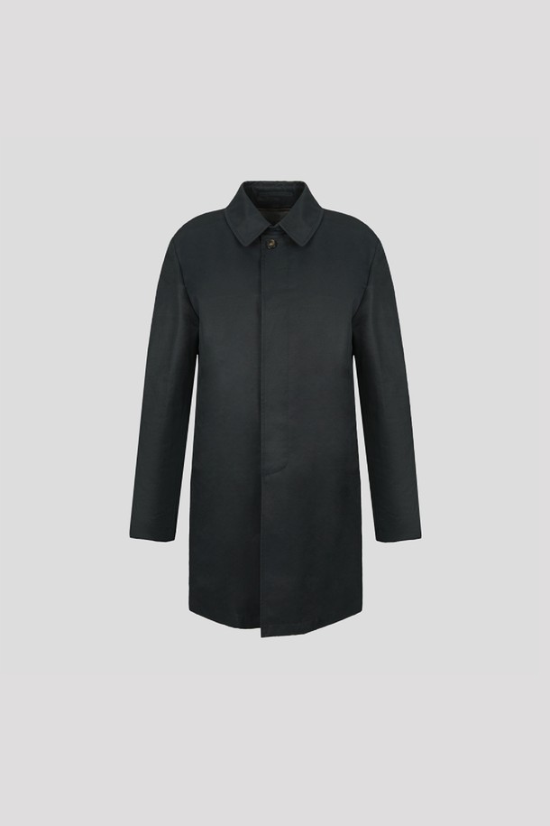 네이비 컬러의 면혼방 외피와 울, 캐시미어 혼방 내피로 제작된 남성용 패디드 싱글 트렌치 코트입니다. 클래식한 디자인으로, 봄, 가을 간절기에 활용하기 좋습니다. 레귤러 핏에 무지 패턴으로 어떤 스타일에도 쉽게 매치할 수 있으며, 싱글 버튼 여밈 방식으로 깔끔함을 더했습니다. 안감은 패딩 처리되어 보온성을 높였으며, 출근룩, 오피스룩, 모임룩 등 다양한 TPO에 잘 어울립니다. 부드러운 촉감과 긴 소매 기장으로 편안하게 착용할 수 있습니다.
