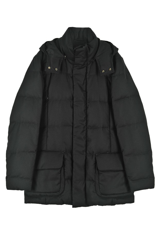 네이비 컬러의 남성용 캐시미어 구스다운 점퍼 PMDBBU86A입니다. 겨울철 일상생활에 적합하며, 클래식하고 미니멀한 스타일을 연출합니다. 부드러운 캐시미어와 폴리에스테르 혼방 소재로 제작되어 뛰어난 촉감을 자랑하며, 구스다운 충전재(80:20)를 사용하여 보온성과 경량성을 동시에 갖췄습니다. 레귤러핏에 집업 여밈 방식으로 편안하게 착용 가능하며, 촘촘한 포켓 디테일이 돋보입니다.
