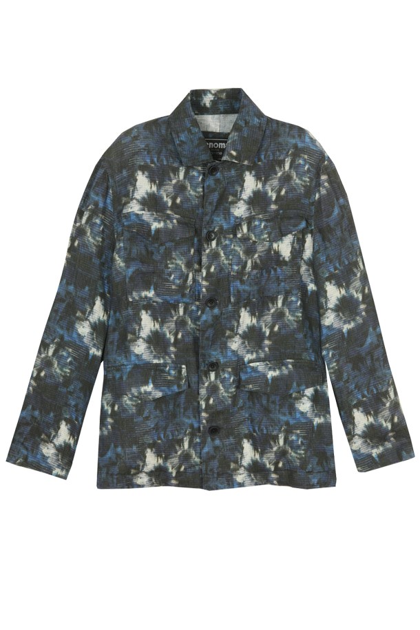 네이비 색상의 린넨 프린트 캐주얼 재킷 RNBMBU53A는 봄, 여름 시즌에 활용하기 좋은 남성용 아우터입니다. 얇은 두께감의 린넨 소재로 제작되어 시원하고 편안한 착용감을 선사하며, 레귤러 핏으로 제작되어 캐주얼한 스타일을 연출합니다. 버튼 여밈 방식과 긴 소매 기장, 실용적인 디자인은 데이트룩, 여행룩 등 다양한 TPO에 활용하기 좋으며, 미니멀, 클래식 스타일을 즐겨 입는 분들에게도 잘 어울립니다. 프린트 패턴이 돋보이는 이 재킷은 당신의 스타일에 포인트를 더해줄 것입니다.
