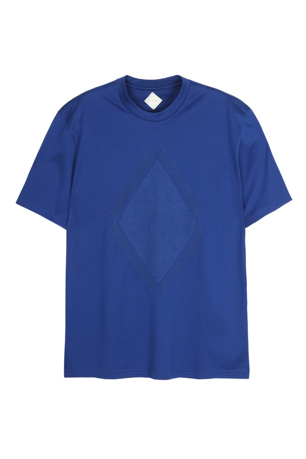 면 다이아몬드 반팔 티셔츠 블루 PNBCTT84A는 남성용 티셔츠입니다. 일상복으로 활용하기 좋으며, 여름철에 시원하게 입을 수 있습니다. 베이직한 스타일로 다양한 하의와 코디하기 용이하며, 동네 마실룩이나 여행룩으로도 적합합니다. 캐주얼, 미니멀, 클래식 스타일을 즐기는 분들께 추천하며, 라운드넥 디자인과 반소매 기장으로 편안함을 더했습니다. 면 소재 특유의 부드러운 촉감과 다이아몬드 패턴이 특징입니다.

