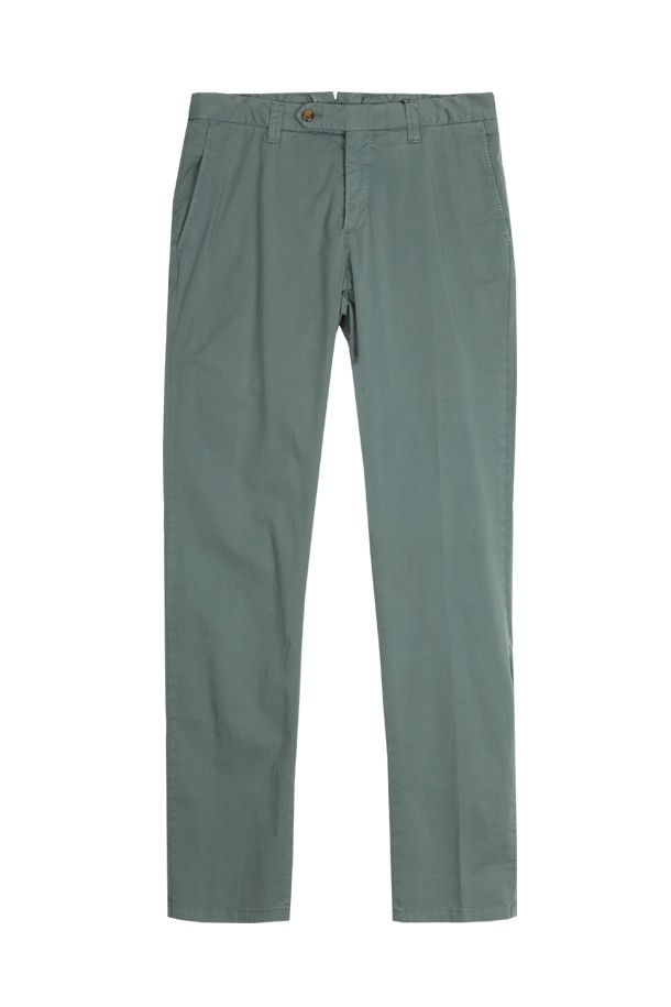 면 치노 팬츠 그레이 PNBBBP92A는 남성용으로, 봄, 가을에 착용하기 좋은 레귤러핏 긴바지입니다. 베이직하고 캐주얼한 스타일을 연출하며, 면과 폴리우레탄 혼방 소재로 제작되어 편안한 착용감을 제공합니다. 무지 패턴의 그레이 컬러는 다양한 상의와 매치하기 용이하여 활용도가 높습니다. 캐주얼, 미니멀, 클래식 스타일을 선호하는 분들께 추천합니다.
